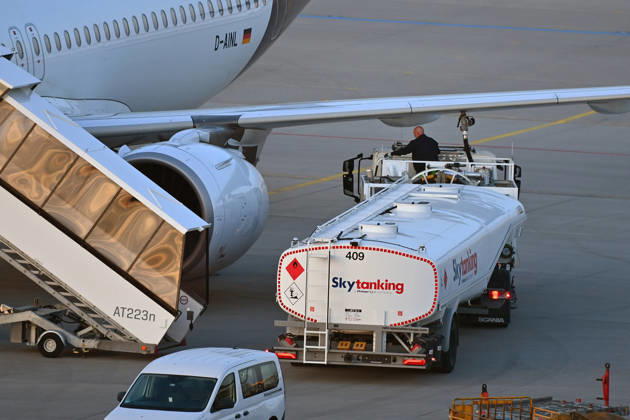 Tankfahrzeug mit Kerosin ,Sky Tanking, Kerosinmangel, betanken,tanken,auftanken. Abgestellte Lufthansa Maschine auf dem Vorfeld am Flughafen Franz Josef Strauss in Muenchen