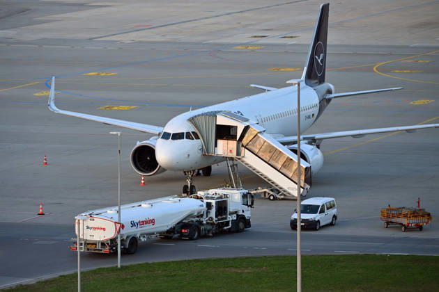Tankfahrzeug mit Kerosin ,Sky Tanking, Kerosinmangel, betanken,tanken,auftanken. Abgestellte Lufthansa Maschine auf dem Vorfeld am Flughafen Franz Josef Strauss in Muenchen