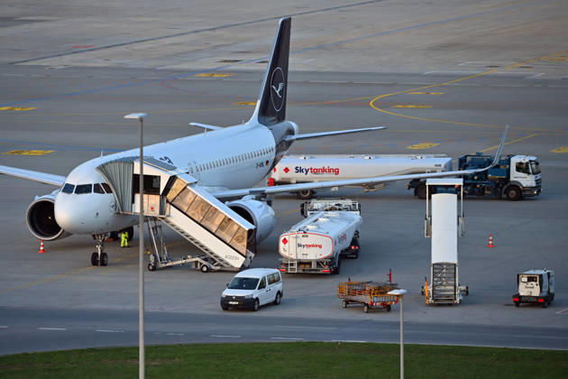 Tankfahrzeug mit Kerosin ,Sky Tanking, Kerosinmangel, betanken,tanken,auftanken. Abgestellte Lufthansa Maschine auf dem Vorfeld am Flughafen Franz Josef Strauss in Muenchen