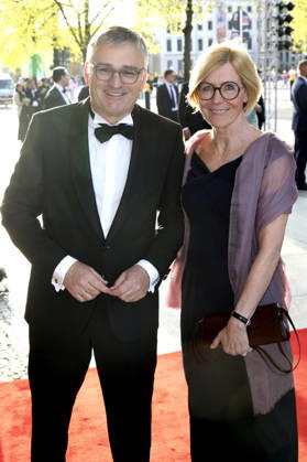 Stefan Kornelius mit Begleitung beim 73. Bundespresseball 2026 im Hotel Adlon Kempinski. Berlin, 17.04.2026