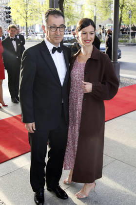 Cem Özdemir mit Ehefrau Flavia Zaka beim 73. Bundespresseball 2026 im Hotel Adlon Kempinski. Berlin, 17.04.2026