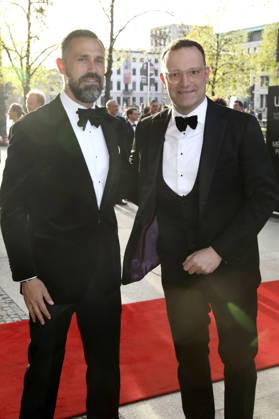 Jens Spahn mit Ehemann Daniel Funke beim 73. Bundespresseball 2026 im Hotel Adlon Kempinski. Berlin, 17.04.2026