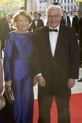 Frank-Walter Steinmeier mit Ehefrau Elke Büdenbender beim 73. Bundespresseball 2026 im Hotel Adlon Kempinski. Berlin, 17.04.2026