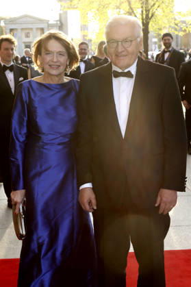 Frank-Walter Steinmeier mit Ehefrau Elke Büdenbender beim 73. Bundespresseball 2026 im Hotel Adlon Kempinski. Berlin, 17.04.2026