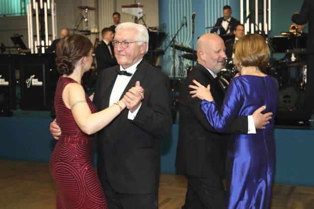 Regina Kramer, Frank-Walter Steinmeier, Mathis Feldhoff und Elke Büdenbender beim 73. Bundespresseball 2026 im Hotel Adlon Kempinski. Berlin, 17.04.2026