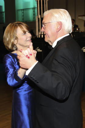 Frank-Walter Steinmeier mit Ehefrau Elke Büdenbender beim 73. Bundespresseball 2026 im Hotel Adlon Kempinski. Berlin, 17.04.2026
