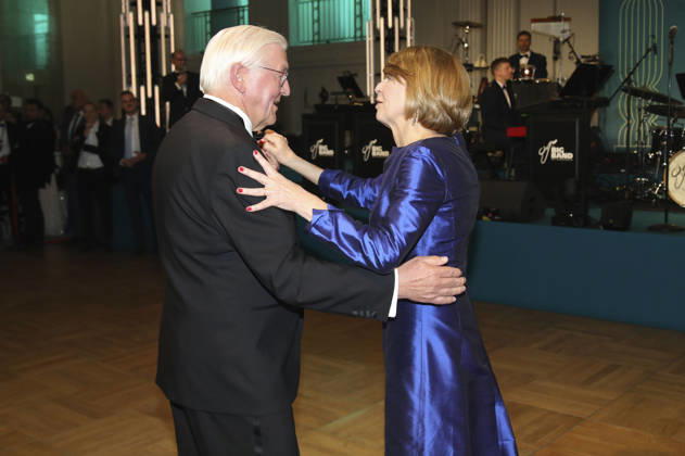 Frank-Walter Steinmeier mit Ehefrau Elke Büdenbender beim 73. Bundespresseball 2026 im Hotel Adlon Kempinski. Berlin, 17.04.2026