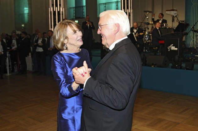 Frank-Walter Steinmeier mit Ehefrau Elke Büdenbender beim 73. Bundespresseball 2026 im Hotel Adlon Kempinski. Berlin, 17.04.2026