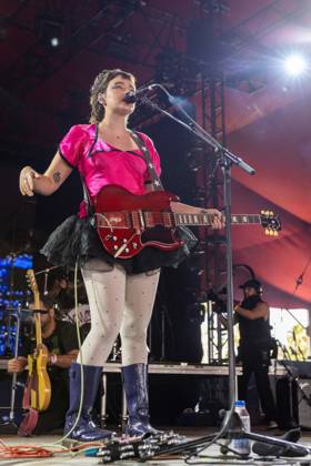 April 17, 2026, Indio, California, U.S: JULIE DAWSON of NewDad during Coachella Valley Music and Arts Festival at Empire Polo Club in Indio, California Indio U.S  - ZUMAs135 20260417_zap_s135_019 Copyright: xDanielxDeSloverx