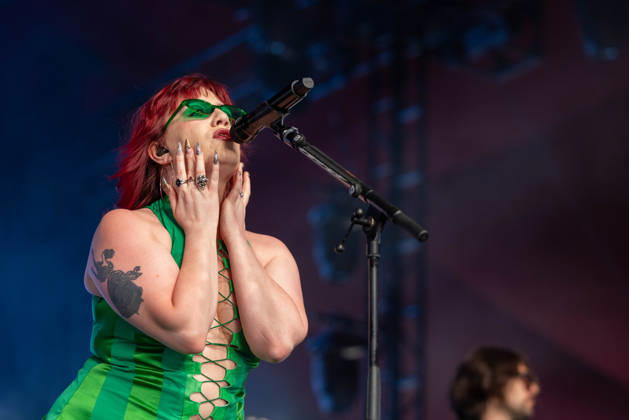 April 17, 2026, Indio, California, U.S: Singer CMAT (CIARA MARY-ALICE THOMPSON) during Coachella Valley Music and Arts Festival at Empire Polo Club in Indio, California Indio U.S  - ZUMAs135 20260417_zap_s135_101 Copyright: xDanielxDeSloverx
