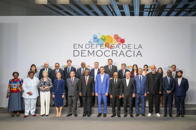 4th Meeting in Defense of Democracy in Barcelona BARCELONA, SPAIN - APRIL 18: Spanish Prime Minister Pedro Sanchez take part in the 4th Meeting in Defense of Democracy, held at Fira Barcelona Gran Via in L’Hospitalet de Llobregat, where he welcomed the attending delegations and underscored the need to strengthen international cooperation in defense of democratic values in Barcelona, Spain on April 18, 2026. The event included the greeting of heads of delegation and the traditional family photo, ahead of the start of the leaders’ meeting. Among those attending were South African President Cyril Ramaphosa; Mexican President Claudia Sheinbaum; Brazilian President Luiz Inacio Lula da Silva; former Chilean President Michelle Bachelet; and Colomb  Copyright: x2026xAnadoluxLorenaxSopenaxLopezx