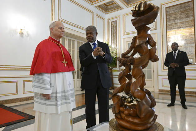 Pope Leo XIV Apostolic Visit To Angola Pope Leo XIV is welcomed by Angola s President Joao Lourenco at the Presidential Place in Luanda, Angola on April 18, 2026, on the first day of his Apostolic Journey to this country. Photo by (EV) Simone Risoluti Vatican Media ABACAPRESS.COM Luanda Angola  Copyright: xABACAx