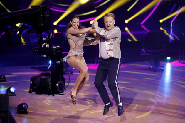 Entertainer Ross Antony und Profitänzerin Mariia Maksina bei der sechsten Tanzshow der 19. Staffel der RTL-Tanzshow Lets Dance im Coloneum. Ein Pflaster verdeckt den Vorfall aus der Show: Ross Antony lief während des Tanz Blut übers Gesicht, nachdem er sich beim eine blutende Wunde zugezogen hatte. Köln, 17.04.2026 NRW Deutschland Copyright: xChristophxHardtx