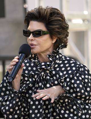 April 18, 2026 - Los Angeles, California, USA - LISA RINNA speaks at the 2026 Los Angeles Times Festival of Books on the campus of the University of Southern California. Los Angeles USA - ZUMAce6_ 20260418_zaf_ce6_002 Copyright: xBrianxCahnx