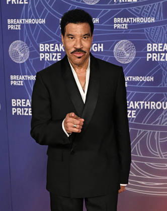 2026 Breakthrough Prize Ceremony Lionel Richie arriving to the 12th Breakthrough Prize Ceremony held at Barker Hangar on April 18, 2026 in Santa Monica, CA. Santa Monica Barker Hangar California USA Copyright: xStarbuck xAFF-USA.COMx