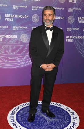 SANTA MONICA, CA - APRIL 18: Oscar Isaac at the 2026 Breakthrough Prize on April 18, 2026 at Barker Hangar in Santa Monica, California. Copyright: xJeffreyxMayer MediaPunchx
