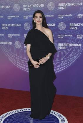 Anne Hathaway at arrivals for 12th Breakthrough Prize Ceremony, Barker Hangar, Santa Monica, CA, April 18, 2026. Photo By: Elizabeth Goodenough Everett Collection 12th Breakthrough Prize Ceremony PUBLICATIONXNOTxINxCANxCHNxFRAxITAxJPNxNORxPOLxRUSxESPxUKxUSA