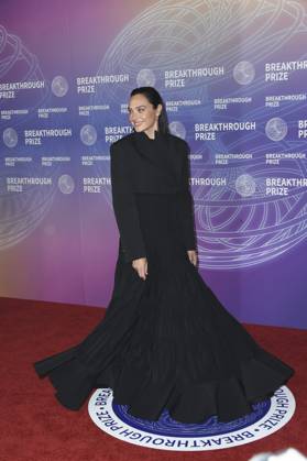 Gal Gadot at arrivals for 12th Breakthrough Prize Ceremony, Barker Hangar, Santa Monica, CA, April 18, 2026. Photo By: Elizabeth Goodenough Everett Collection 12th Breakthrough Prize Ceremony PUBLICATIONXNOTxINxCANxCHNxFRAxITAxJPNxNORxPOLxRUSxESPxUKxUSA