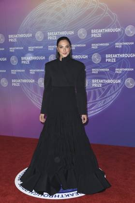 Gal Gadot at arrivals for 12th Breakthrough Prize Ceremony, Barker Hangar, Santa Monica, CA, April 18, 2026. Photo By: Elizabeth Goodenough Everett Collection 12th Breakthrough Prize Ceremony PUBLICATIONXNOTxINxCANxCHNxFRAxITAxJPNxNORxPOLxRUSxESPxUKxUSA