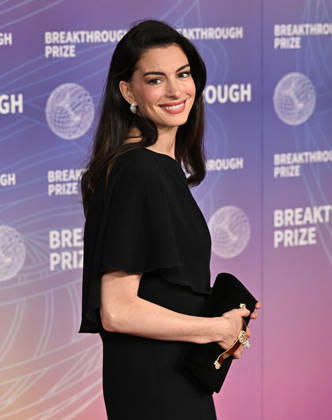 2026 Breakthrough Prize Ceremony Anne Hathaway arriving to the 12th Breakthrough Prize Ceremony held at Barker Hangar on April 18, 2026 in Santa Monica, CA. Santa Monica Barker Hangar California USA Copyright: xStarbuck xAFF-USA.COMx