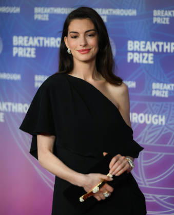 Breakthrough Prize Ceremony Red Carpet 2026 SANTA MONICA, CA - APRIL 18: Anne Hathaway attends the 12th Annual Breakthrough Prize Awards and Ceremony at Barker Hangar in Santa Monica of Los Angeles, California, United States on April 18, 2026. Tayfun Coskun Anadolu California United States. Editorial use only. Please get in touch for any other usage.  Copyright: x2026xAnadoluxTayfunxCoskunx