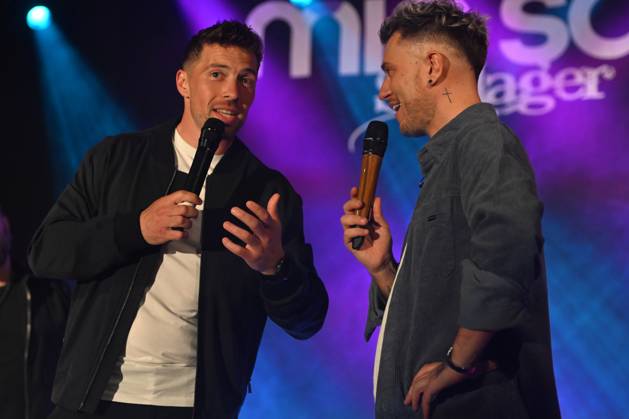 18.04.2026, Max Weidner™s Mia San Schlager 2.0, in der Festhalle Waldmünchen, Bayern, Deutschland (GER), im Bild: Max Weidner und Ramon Roselly,