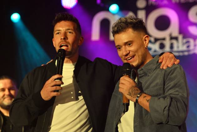 18.04.2026, Max Weidner™s Mia San Schlager 2.0, in der Festhalle Waldmünchen, Bayern, Deutschland (GER), im Bild: Max Weidner und Ramon Roselly,