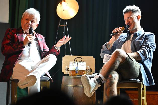 18.04.2026, Max Weidner™s Mia San Schlager 2.0, in der Festhalle Waldmünchen, Bayern, Deutschland (GER), im Bild: Max Weidner und G. G. Anderson,