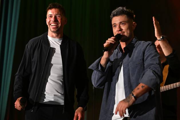 18.04.2026, Max Weidner™s Mia San Schlager 2.0, in der Festhalle Waldmünchen, Bayern, Deutschland (GER), im Bild: Max Weidner und Ramon Roselly,