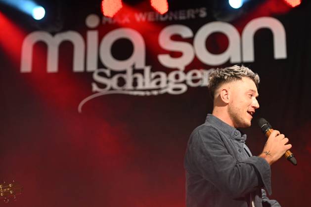 18.04.2026, Max Weidners Mia San Schlager 2.0, in der Festhalle Waldmünchen, Bayern, Deutschland (GER), im Bild: Max Weidner,