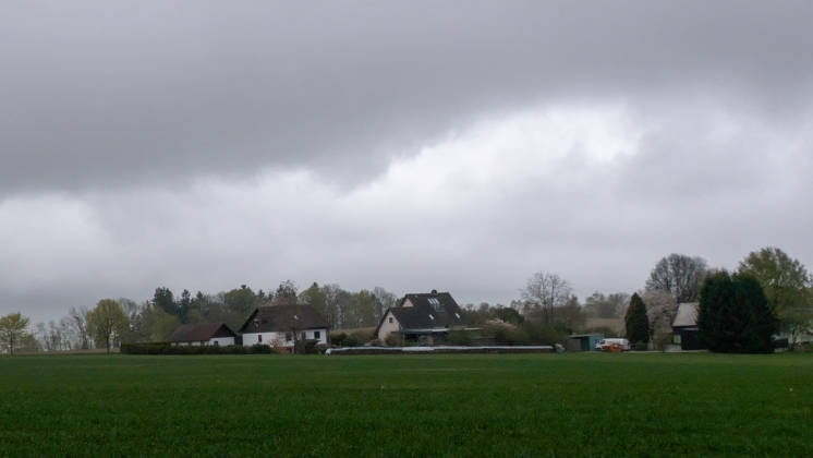 Kräftige Gewitter und Unwetter haben das Frühlingswetter am Wochenende beendet. Gegen 12 Uhr zog eine Gewitterfront aus Westen auf und leitete einen Temperatursturz ein. Über Zwönitz entluden sich heftige Regenfälle und bis zu 1 cm großer Hagel. Das Unwetter sorgte für eine Winterlandschaft im Ort. Dächer, Spielplätze und Wiesen waren vom Hagel bedeckt. Auf den Straßen wurde es gefährlich glatt. Der Starkregen führte ebenfalls zu leichten Überflutungen. Der Sturm warf einige Verkehrsschilder um. Mit Durchzug der Kaltfront sank das Thermometer auf nur noch 5 Â°C. Frühblüher, wie Narzissen, Tulpen oder Stiefmütterchen wurden von dem Hagel in Mitleidenschaft gezogen. Größere Schäden blieben zum Glück aus. Zwönitz Sachsen