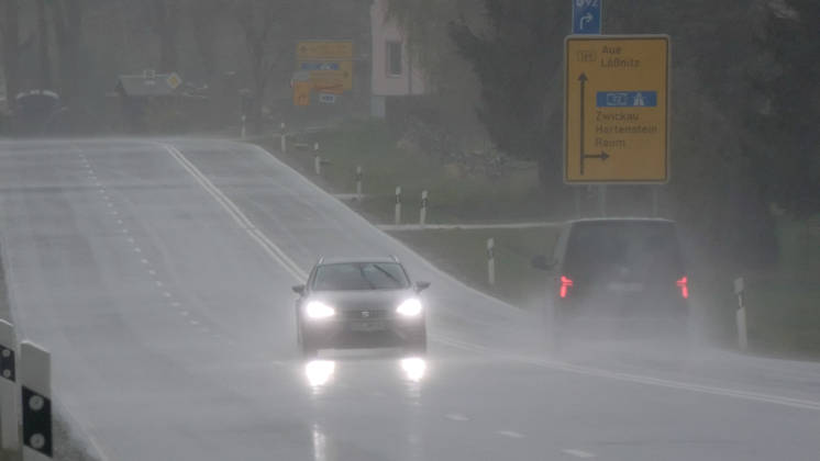 Kräftige Gewitter und Unwetter haben das Frühlingswetter am Wochenende beendet. Gegen 12 Uhr zog eine Gewitterfront aus Westen auf und leitete einen Temperatursturz ein. Über Zwönitz entluden sich heftige Regenfälle und bis zu 1 cm großer Hagel. Das Unwetter sorgte für eine Winterlandschaft im Ort. Dächer, Spielplätze und Wiesen waren vom Hagel bedeckt. Auf den Straßen wurde es gefährlich glatt. Der Starkregen führte ebenfalls zu leichten Überflutungen. Der Sturm warf einige Verkehrsschilder um. Mit Durchzug der Kaltfront sank das Thermometer auf nur noch 5 Â°C. Frühblüher, wie Narzissen, Tulpen oder Stiefmütterchen wurden von dem Hagel in Mitleidenschaft gezogen. Größere Schäden blieben zum Glück aus. Zwönitz Sachsen