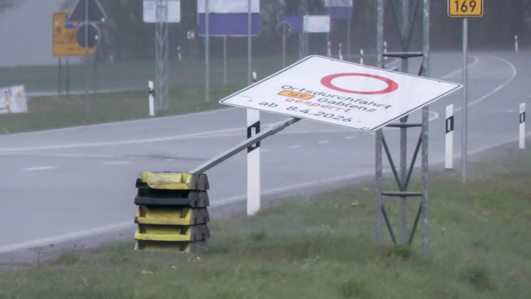 Kräftige Gewitter und Unwetter haben das Frühlingswetter am Wochenende beendet. Gegen 12 Uhr zog eine Gewitterfront aus Westen auf und leitete einen Temperatursturz ein. Über Zwönitz entluden sich heftige Regenfälle und bis zu 1 cm großer Hagel. Das Unwetter sorgte für eine Winterlandschaft im Ort. Dächer, Spielplätze und Wiesen waren vom Hagel bedeckt. Auf den Straßen wurde es gefährlich glatt. Der Starkregen führte ebenfalls zu leichten Überflutungen. Der Sturm warf einige Verkehrsschilder um. Mit Durchzug der Kaltfront sank das Thermometer auf nur noch 5 Â°C. Frühblüher, wie Narzissen, Tulpen oder Stiefmütterchen wurden von dem Hagel in Mitleidenschaft gezogen. Größere Schäden blieben zum Glück aus. Zwönitz Sachsen