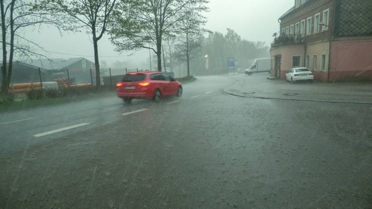 Kräftige Gewitter und Unwetter haben das Frühlingswetter am Wochenende beendet. Gegen 12 Uhr zog eine Gewitterfront aus Westen auf und leitete einen Temperatursturz ein. Über Zwönitz entluden sich heftige Regenfälle und bis zu 1 cm großer Hagel. Das Unwetter sorgte für eine Winterlandschaft im Ort. Dächer, Spielplätze und Wiesen waren vom Hagel bedeckt. Auf den Straßen wurde es gefährlich glatt. Der Starkregen führte ebenfalls zu leichten Überflutungen. Der Sturm warf einige Verkehrsschilder um. Mit Durchzug der Kaltfront sank das Thermometer auf nur noch 5 Â°C. Frühblüher, wie Narzissen, Tulpen oder Stiefmütterchen wurden von dem Hagel in Mitleidenschaft gezogen. Größere Schäden blieben zum Glück aus. Zwönitz Sachsen