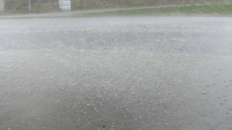 Kräftige Gewitter und Unwetter haben das Frühlingswetter am Wochenende beendet. Gegen 12 Uhr zog eine Gewitterfront aus Westen auf und leitete einen Temperatursturz ein. Über Zwönitz entluden sich heftige Regenfälle und bis zu 1 cm großer Hagel. Das Unwetter sorgte für eine Winterlandschaft im Ort. Dächer, Spielplätze und Wiesen waren vom Hagel bedeckt. Auf den Straßen wurde es gefährlich glatt. Der Starkregen führte ebenfalls zu leichten Überflutungen. Der Sturm warf einige Verkehrsschilder um. Mit Durchzug der Kaltfront sank das Thermometer auf nur noch 5 Â°C. Frühblüher, wie Narzissen, Tulpen oder Stiefmütterchen wurden von dem Hagel in Mitleidenschaft gezogen. Größere Schäden blieben zum Glück aus. Zwönitz Sachsen