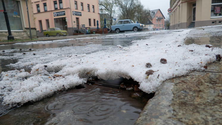 Kräftige Gewitter und Unwetter haben das Frühlingswetter am Wochenende beendet. Gegen 12 Uhr zog eine Gewitterfront aus Westen auf und leitete einen Temperatursturz ein. Über Zwönitz entluden sich heftige Regenfälle und bis zu 1 cm großer Hagel. Das Unwetter sorgte für eine Winterlandschaft im Ort. Dächer, Spielplätze und Wiesen waren vom Hagel bedeckt. Auf den Straßen wurde es gefährlich glatt. Der Starkregen führte ebenfalls zu leichten Überflutungen. Der Sturm warf einige Verkehrsschilder um. Mit Durchzug der Kaltfront sank das Thermometer auf nur noch 5 Â°C. Frühblüher, wie Narzissen, Tulpen oder Stiefmütterchen wurden von dem Hagel in Mitleidenschaft gezogen. Größere Schäden blieben zum Glück aus. Zwönitz Sachsen