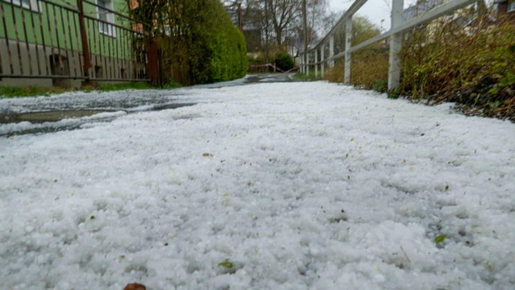Kräftige Gewitter und Unwetter haben das Frühlingswetter am Wochenende beendet. Gegen 12 Uhr zog eine Gewitterfront aus Westen auf und leitete einen Temperatursturz ein. Über Zwönitz entluden sich heftige Regenfälle und bis zu 1 cm großer Hagel. Das Unwetter sorgte für eine Winterlandschaft im Ort. Dächer, Spielplätze und Wiesen waren vom Hagel bedeckt. Auf den Straßen wurde es gefährlich glatt. Der Starkregen führte ebenfalls zu leichten Überflutungen. Der Sturm warf einige Verkehrsschilder um. Mit Durchzug der Kaltfront sank das Thermometer auf nur noch 5 Â°C. Frühblüher, wie Narzissen, Tulpen oder Stiefmütterchen wurden von dem Hagel in Mitleidenschaft gezogen. Größere Schäden blieben zum Glück aus. Zwönitz Sachsen