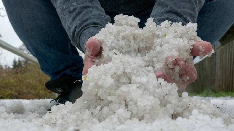 Kräftige Gewitter und Unwetter haben das Frühlingswetter am Wochenende beendet. Gegen 12 Uhr zog eine Gewitterfront aus Westen auf und leitete einen Temperatursturz ein. Über Zwönitz entluden sich heftige Regenfälle und bis zu 1 cm großer Hagel. Das Unwetter sorgte für eine Winterlandschaft im Ort. Dächer, Spielplätze und Wiesen waren vom Hagel bedeckt. Auf den Straßen wurde es gefährlich glatt. Der Starkregen führte ebenfalls zu leichten Überflutungen. Der Sturm warf einige Verkehrsschilder um. Mit Durchzug der Kaltfront sank das Thermometer auf nur noch 5 Â°C. Frühblüher, wie Narzissen, Tulpen oder Stiefmütterchen wurden von dem Hagel in Mitleidenschaft gezogen. Größere Schäden blieben zum Glück aus. Zwönitz Sachsen