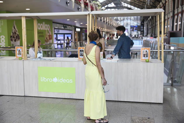 Book fair in Príncipe Pío Madrid Several people visit the Book Fair, in the Príncipe Pío shopping center, on April 19, 2026, Madrid Spain The Príncipe Pío shopping center celebrates Libro Ideas Fest, a fair that brings together some thirty writers and illustrators of different genres, from illustration and thrillers to poetry, romance novels, fantasy and childrens literature 19 APRIL 2026 Jesús Hellí Madrid Madrid Madrid Spain  Copyright: xJesusxHellinx 7452890
