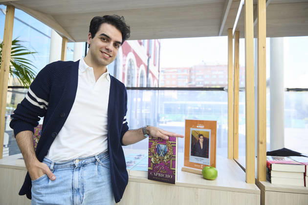 Book Fair in Príncipe Pío Madrid The writer Rodrigo Paniagua signs copies at the Book Fair, in the Príncipe Pío shopping center, on April 19, 2026, Madrid Spain The Príncipe Pío shopping center celebrates Libro Ideas Fest, a fair that brings together thirty writers and illustrators of different genres, from illustration and thrillers to poetry, romance novels, fantasy and childrens literature 19 APRIL 2026 Jesús Hellí Madrid Madrid Madrid Spain  Copyright: xJesusxHellinx 7452942