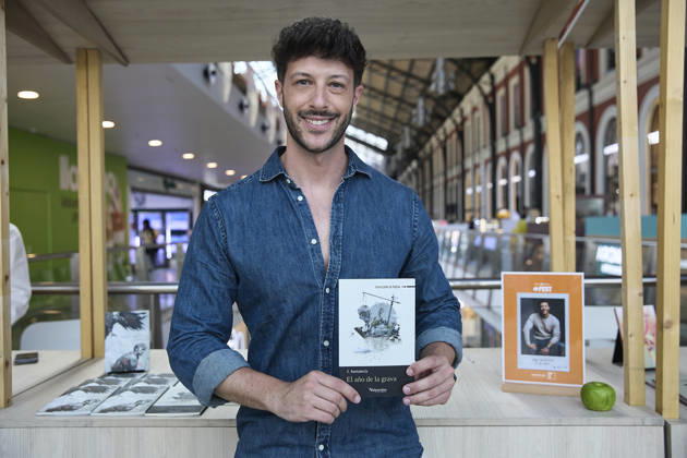 Book Fair in Príncipe Pío Madrid The writer J Santatecla signs copies at the Book Fair, in the Príncipe Pío shopping center, on April 19, 2026, Madrid Spain The Príncipe Pío shopping center celebrates Libro Ideas Fest, a fair that brings together some thirty writers and illustrators of different genres, from illustration and thrillers to poetry, romantic novels, fantasy and childrens literature 19 APRIL 2026 Jesús Hellí Madrid Madrid Madrid Spain  Copyright: xJesusxHellinx 7452944