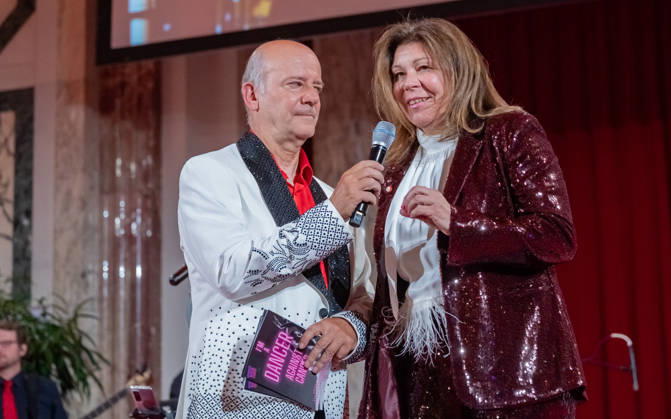 20260418 19. DAC Dancer against Cancer Ball WIEN, OESTERREICH - 18. APRIL: Musiker, Entertainer und Host des Abends Andy Lee Lang und SPOe Abgeordnete zum Wiener Landtag- und Gemeinderat und Mitglied im Gemeinderatsausschuss fuer Finanzen, Wirtschaft, Internationales, Digitales, Soziale, Gesundheit und Sport Yvonne Rychly waehrend des des 19. DaC Dancer against Cancer Galaballs in der Wiener Hofburg am 18. April 2026 in Wien, Oesterreich. 260418_SEPA_17_136 Copyright: xIsabellexOuvrardx SEPAxMedia