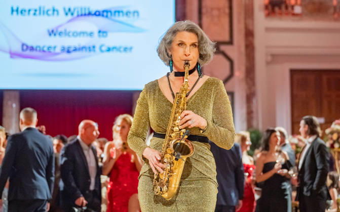 20260418 19. DAC Dancer against Cancer Ball WIEN, OESTERREICH - 18. APRIL: Musikerin, Saxophonistin, Saengerin, Komponistin und Bandleaderin SaxoLady Daniela Krammer waehrend des Sektempfangs anlaesslich des 19. DaC Dancer against Cancer Galaballs in der Wiener Hofburg am 18. April 2026 in Wien, Oesterreich. 260418_SEPA_17_020 Copyright: xIsabellexOuvrardx SEPAxMedia