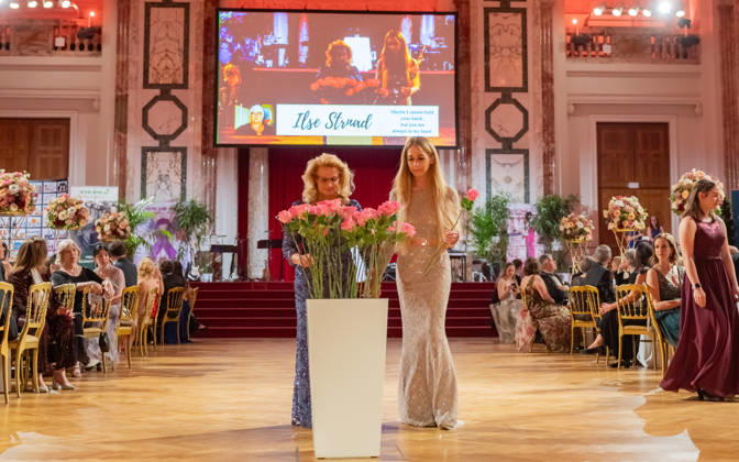 20260418 19. DAC Dancer against Cancer Ball WIEN, OESTERREICH - 18. APRIL: DaC Stellvertretende Obfrau und Finanzwesenverantwortliche Christa Skoula und Tanzschulbesitzerin, Profitaenzerin und DAC-Dancer against Cancer Obfrau und Gruenderin Yvonne Rueff waehrend der Memory Lane 2026 anlaesslich des 19. DaC Dancer against Cancer Galaballs in der Wiener Hofburg am 18. April 2026 in Wien, Oesterreich. 260418_SEPA_17_040 Copyright: xIsabellexOuvrardx SEPAxMedia