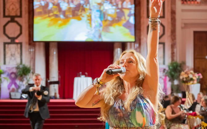 20260418 19. DAC Dancer against Cancer Ball WIEN, OESTERREICH - 18. APRIL: Pop-Seangerin, Starmania 2003 Teilnehmerin Anita Steizl alias Niddl waehrend des Showprogramms anlaesslich des 19. DaC Dancer against Cancer Galaballs in der Wiener Hofburg am 18. April 2026 in Wien, Oesterreich. 260418_SEPA_17_046 Copyright: xIsabellexOuvrardx SEPAxMedia