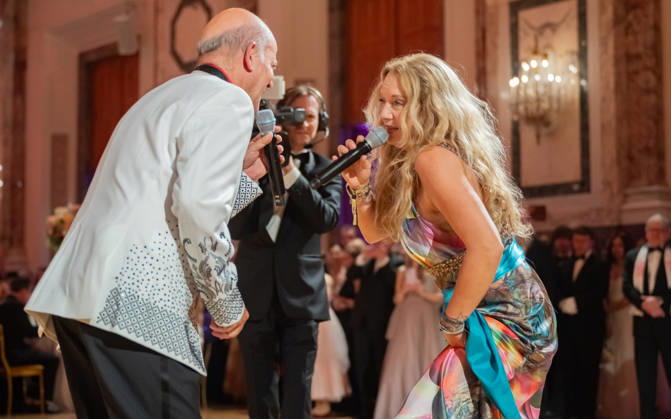 20260418 19. DAC Dancer against Cancer Ball WIEN, OESTERREICH - 18. APRIL: Musiker, Entertainer und Host des Abends Andy Lee Lang und Pop-Seangerin, Starmania 2003 Teilnehmerin Anita Steizl alias Niddl waehrend des Showprogramms anlaesslich des 19. DaC Dancer against Cancer Galaballs in der Wiener Hofburg am 18. April 2026 in Wien, Oesterreich. 260418_SEPA_17_048 Copyright: xIsabellexOuvrardx SEPAxMedia