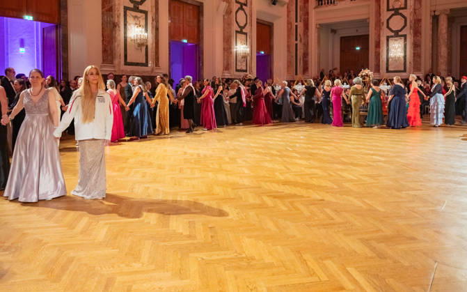 20260418 19. DAC Dancer against Cancer Ball WIEN, OESTERREICH - 18. APRIL:Ehrenrunde Krebsbetroffene waehrend des 19. DaC Dancer against Cancer Galaballs in der Wiener Hofburg am 18. April 2026 in Wien, Oesterreich. 260418_SEPA_17_076 Copyright: xIsabellexOuvrardx SEPAxMedia