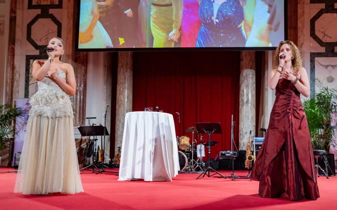 20260418 19. DAC Dancer against Cancer Ball WIEN, OESTERREICH - 18. APRIL: Musikerin und Saengerin des heurigen Dancer Against Cancer Liedes -Every Minute Counts- Stella Maria und Musikerin und Saengerin des heurigen Dancer Against Cancer Liedes -Every Minute Counts- Julie Faith waehrend des 19. DaC Dancer against Cancer Galaballs in der Wiener Hofburg am 18. April 2026 in Wien, Oesterreich. 260418_SEPA_17_079 Copyright: xIsabellexOuvrardx SEPAxMedia