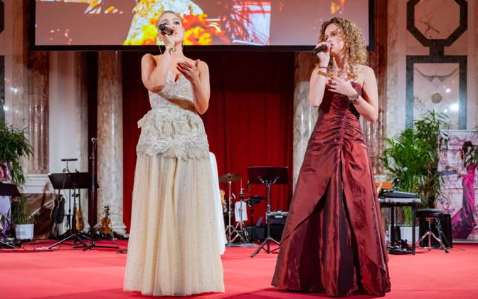 20260418 19. DAC Dancer against Cancer Ball WIEN, OESTERREICH - 18. APRIL: Musikerin und Saengerin des heurigen Dancer Against Cancer Liedes -Every Minute Counts- Stella Maria und Musikerin und Saengerin des heurigen Dancer Against Cancer Liedes -Every Minute Counts- Julie Faith waehrend des 19. DaC Dancer against Cancer Galaballs in der Wiener Hofburg am 18. April 2026 in Wien, Oesterreich. 260418_SEPA_17_081 Copyright: xIsabellexOuvrardx SEPAxMedia