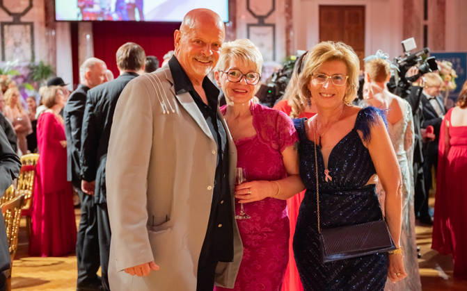20260418 19. DAC Dancer against Cancer Ball WIEN, OESTERREICH - 18. APRIL: Saenger, Komponist, Musikproduzent und mehrfacher Eurovision-Song-Contest Teilnehmer Gary Lux, Gitti Siwatz und Martina Wimmer waehrend des Sektempfangs anlaesslich des 19. DaC Dancer against Cancer Galaballs in der Wiener Hofburg am 18. April 2026 in Wien, Oesterreich. 260418_SEPA_17_024 Copyright: xIsabellexOuvrardx SEPAxMedia